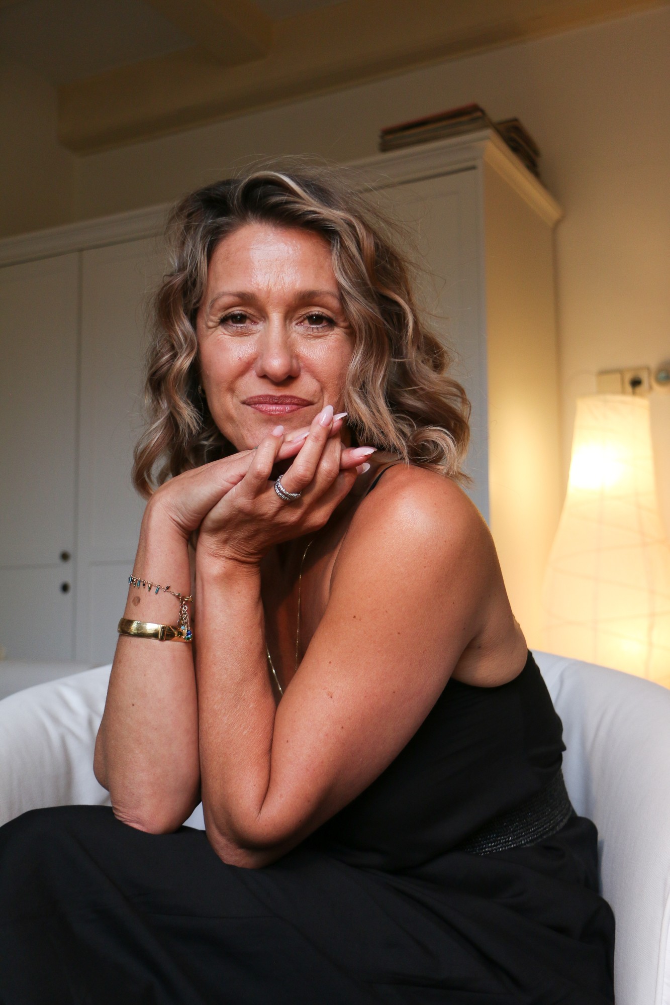 Annie Hulters op straat in Ibiza-sfeer — begeleider van de White Fenix Retreat.